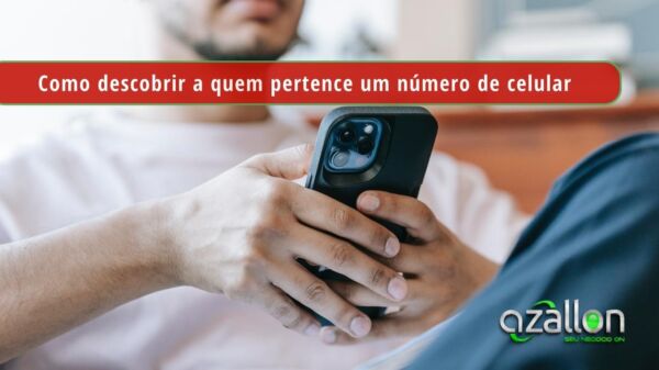 Homem sentado com as pernas cruzadas, camiseta branca e calça azul, segurando celular na mão e pesquisando como descobrir a quem pertence um número de celular: 6 dicas no site da Azallon